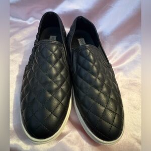 Steve Madden Women’s Black Quilted Encetrco Slip-On Casual Loafers; Size 7
